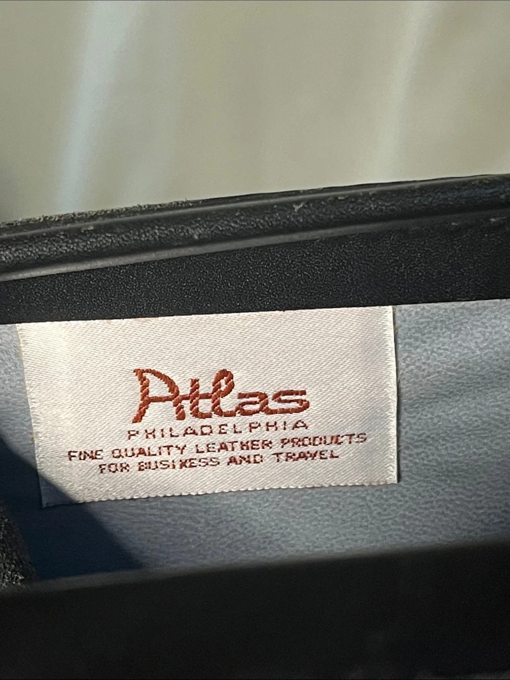 Atlas sleek black
